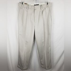 NWT Dockers Never Iron Essential Pleated Relaxed Khakis Sz W33 L30